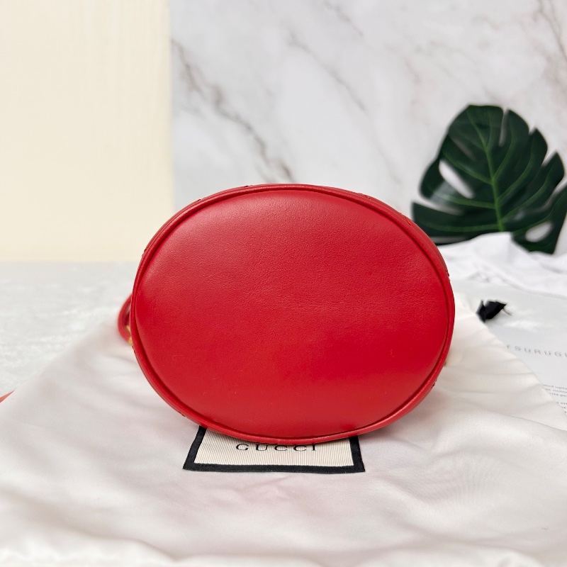 Gucci 迷你山形絎縫皮鏈條水桶包-11