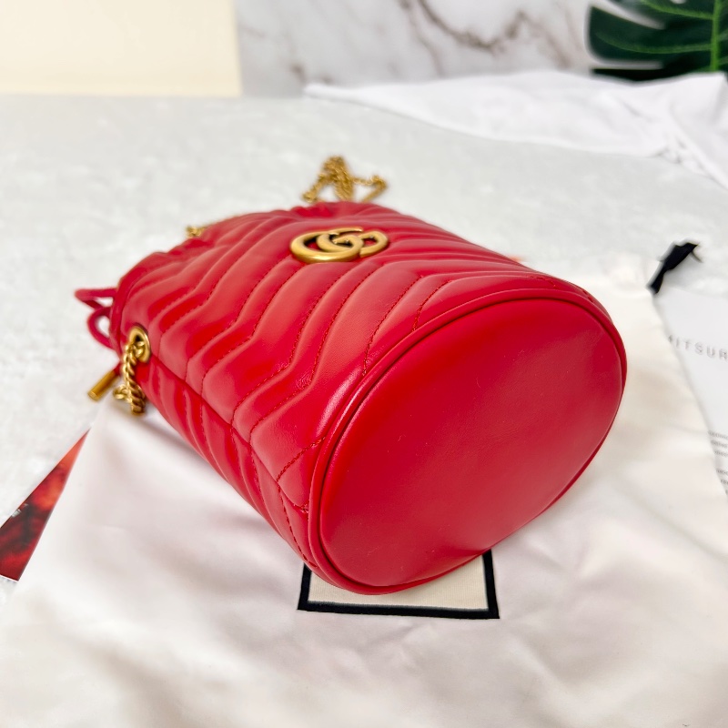Gucci 迷你山形絎縫皮鏈條水桶包-12