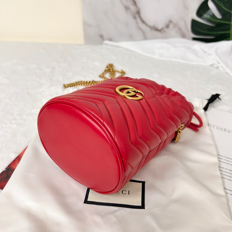 Gucci 迷你山形絎縫皮鏈條水桶包-13