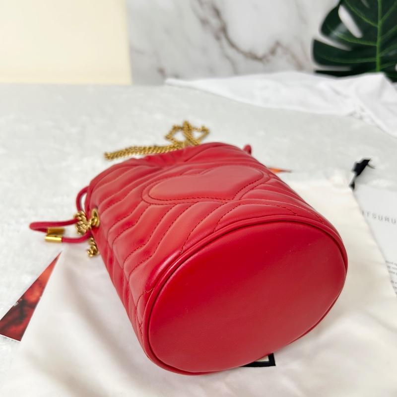 Gucci 迷你山形絎縫皮鏈條水桶包-14
