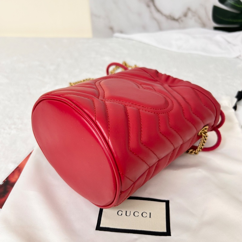 Gucci 迷你山形絎縫皮鏈條水桶包-15