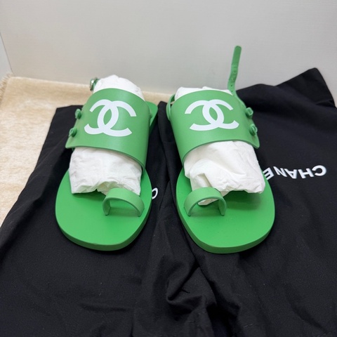 閒置新Chanel 香奈兒  綠色搭配白色雙C 大logo涼鞋 35.5碼