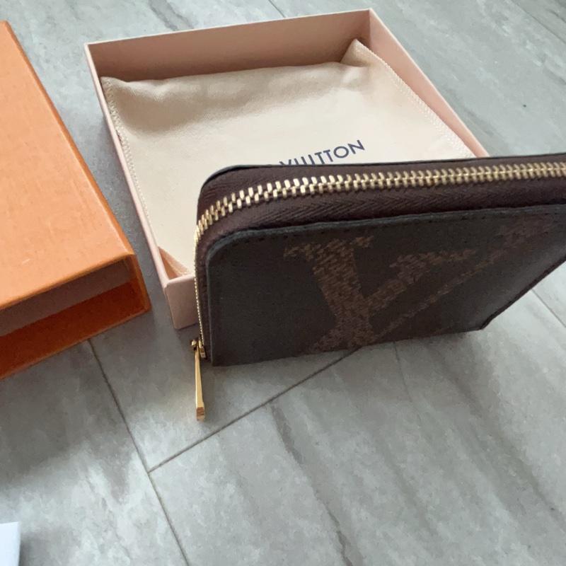 LV Giant Monogram 大logo時尚短夾-3