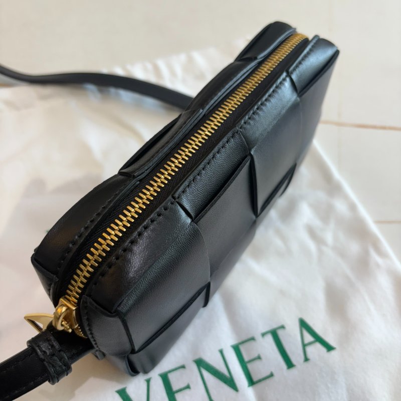 *SHIHNA名牌精品* BOTTEGA VENETA Mini Cassette 大格編織相機包-1
