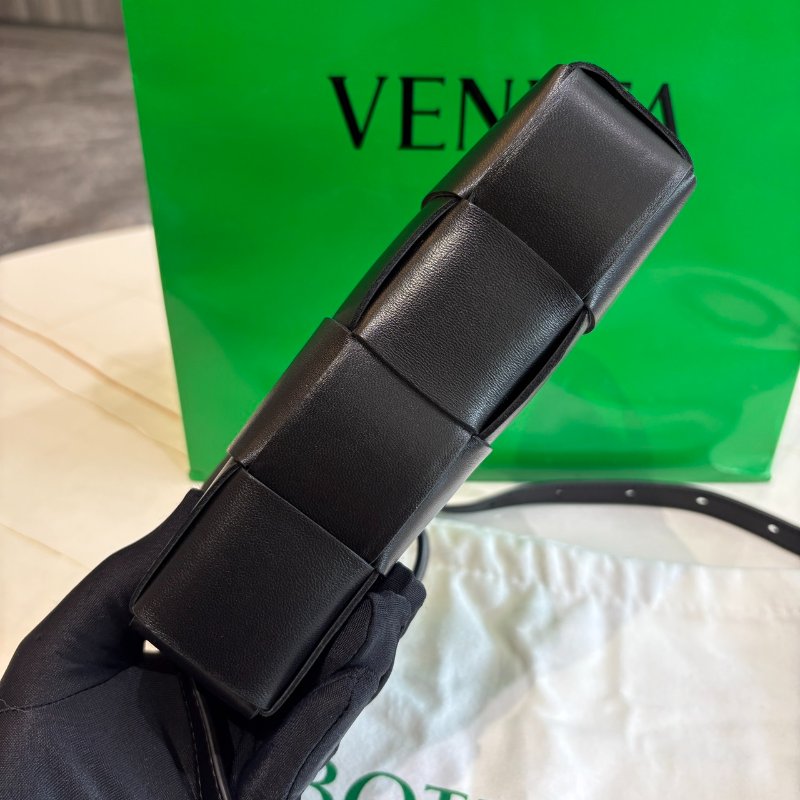 *SHIHNA名牌精品* BOTTEGA VENETA Mini Cassette 大格編織相機包-4