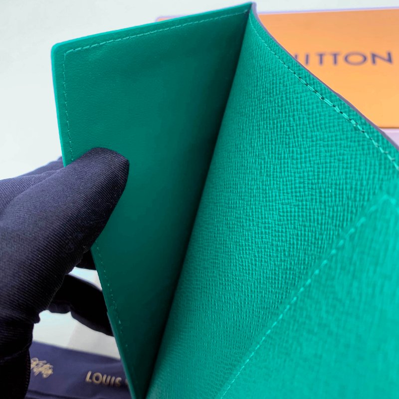 LOUIS VUITTON 路易威登官網新款護照套、LV、Colormania系列、完整全套配件、卡夾、現貨、真品、免運-8