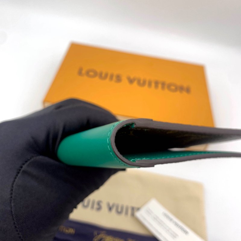 LOUIS VUITTON 路易威登官網新款護照套、LV、Colormania系列、完整全套配件、卡夾、現貨、真品、免運-15