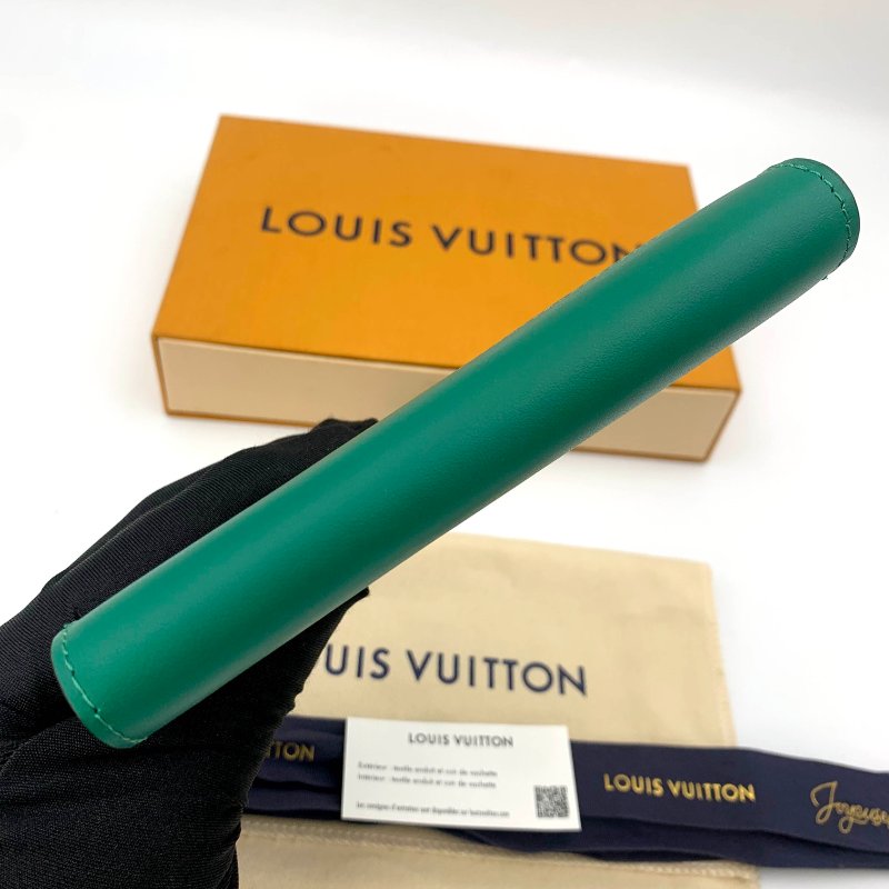 LOUIS VUITTON 路易威登官網新款護照套、LV、Colormania系列、完整全套配件、卡夾、現貨、真品、免運-16