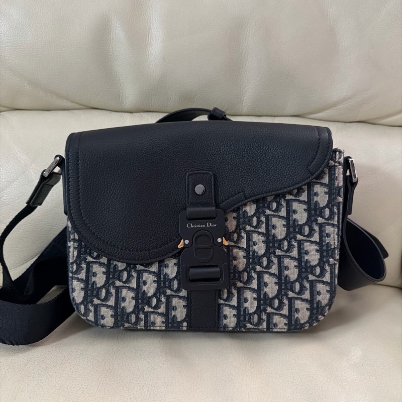 小碼 Saddle 翻蓋郵差袋-0