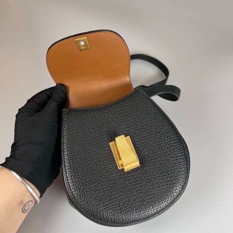 BV 黑金釦蛋蛋包-4