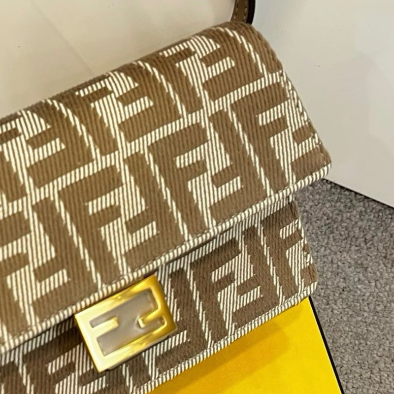 Fendi baguette ( Beige )-1