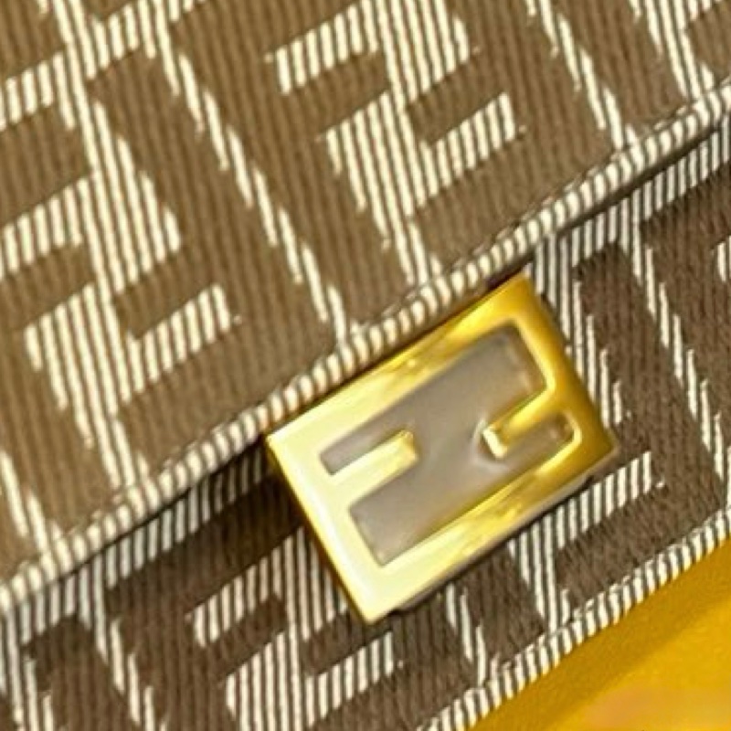 Fendi baguette ( Beige )-4