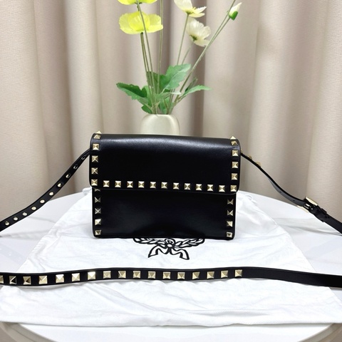 99新 Valentino華倫天奴 經典牛皮鉚釘斜背包 尺寸19*14*4cm