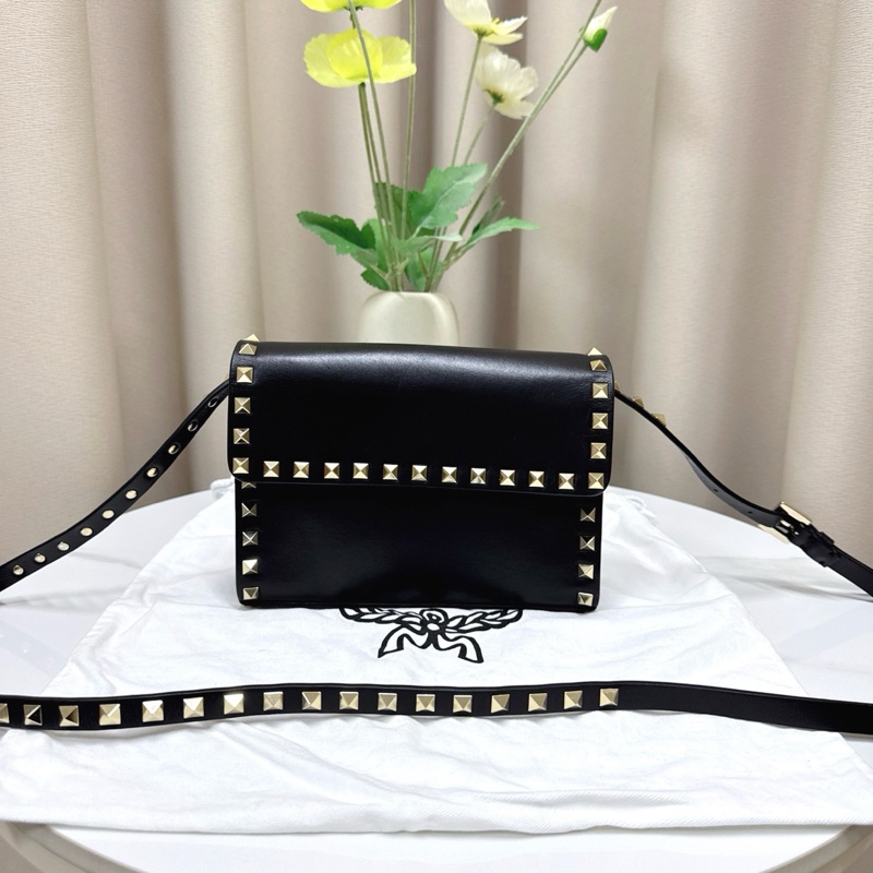 99新 Valentino華倫天奴 經典牛皮鉚釘斜背包 尺寸19*14*4cm-0