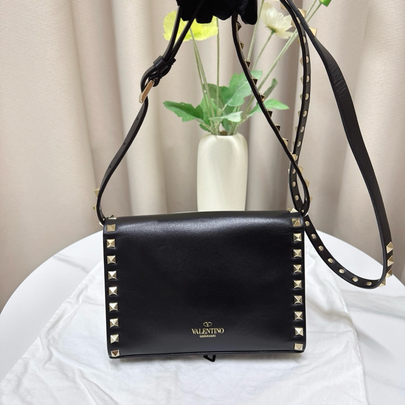 99新 Valentino華倫天奴 經典牛皮鉚釘斜背包 尺寸19*14*4cm-1
