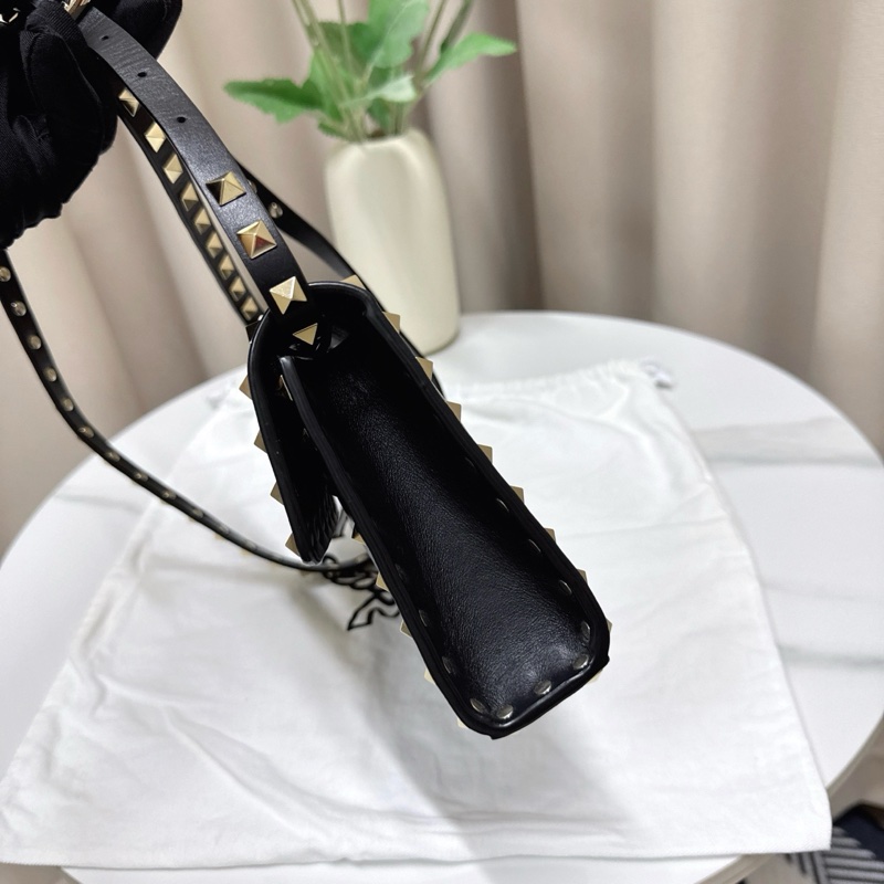 99新 Valentino華倫天奴 經典牛皮鉚釘斜背包 尺寸19*14*4cm-2