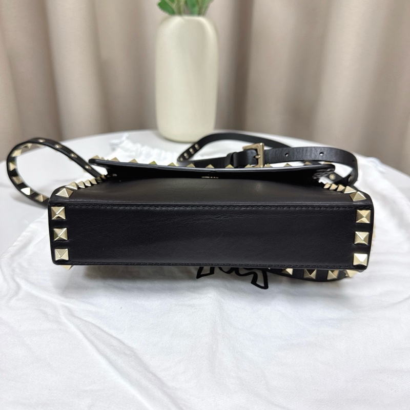 99新 Valentino華倫天奴 經典牛皮鉚釘斜背包 尺寸19*14*4cm-3