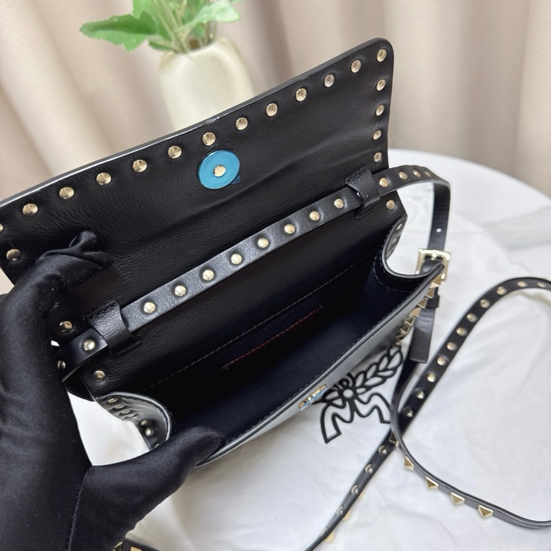 99新 Valentino華倫天奴 經典牛皮鉚釘斜背包 尺寸19*14*4cm-5