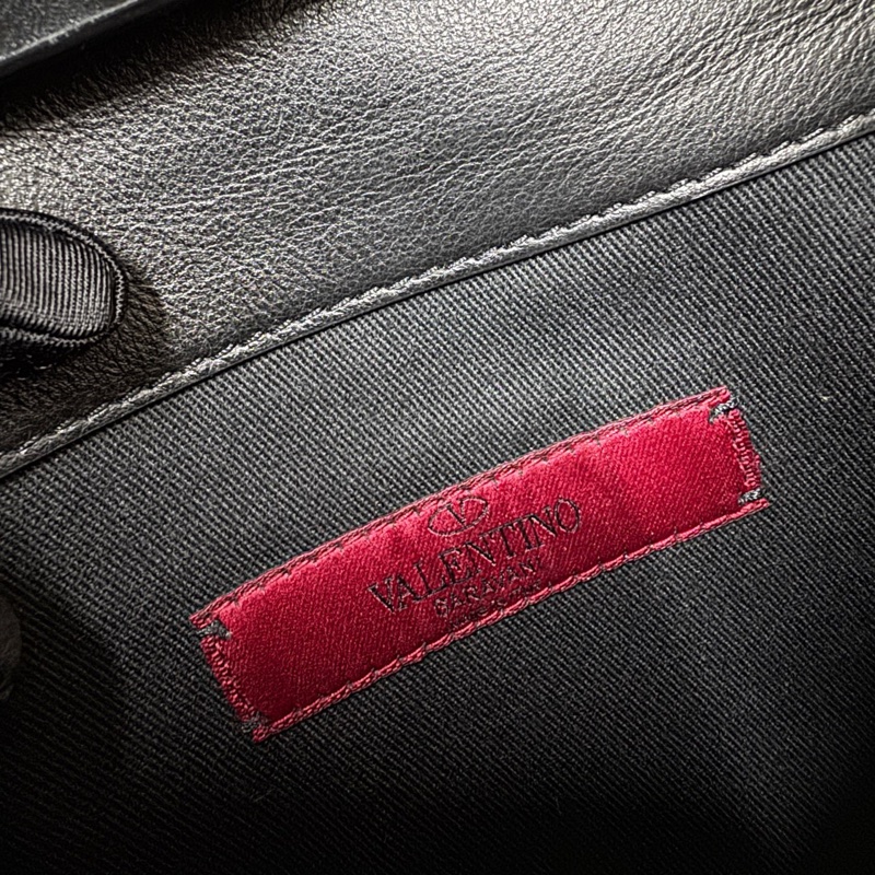 99新 Valentino華倫天奴 經典牛皮鉚釘斜背包 尺寸19*14*4cm-6