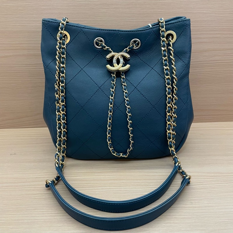 NO:C76 Chanel香奈儿19ss蓝色鸳鸯扣埃及嬉皮包 牛皮,28開 2019年,金银扣抽绳 尺寸底長21*高21*寬8* 有塵袋 無卡 無盒子-0