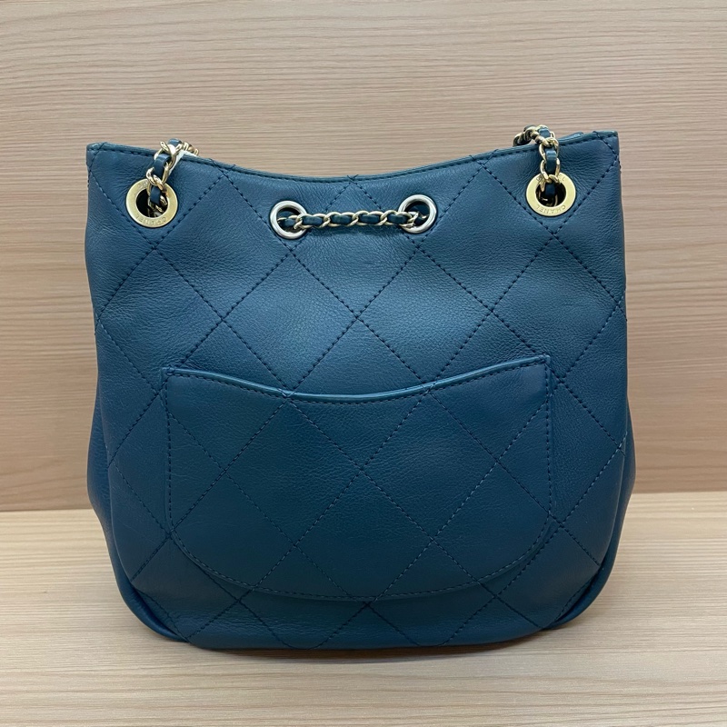 NO:C76 Chanel香奈儿19ss蓝色鸳鸯扣埃及嬉皮包 牛皮,28開 2019年,金银扣抽绳 尺寸底長21*高21*寬8* 有塵袋 無卡 無盒子-1