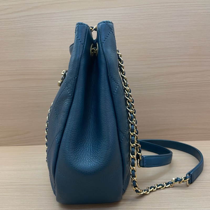 NO:C76 Chanel香奈儿19ss蓝色鸳鸯扣埃及嬉皮包 牛皮,28開 2019年,金银扣抽绳 尺寸底長21*高21*寬8* 有塵袋 無卡 無盒子-3