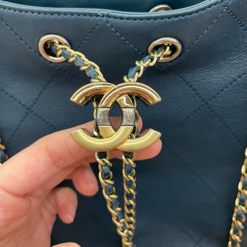 NO:C76 Chanel香奈儿19ss蓝色鸳鸯扣埃及嬉皮包 牛皮,28開 2019年,金银扣抽绳 尺寸底長21*高21*寬8* 有塵袋 無卡 無盒子-10