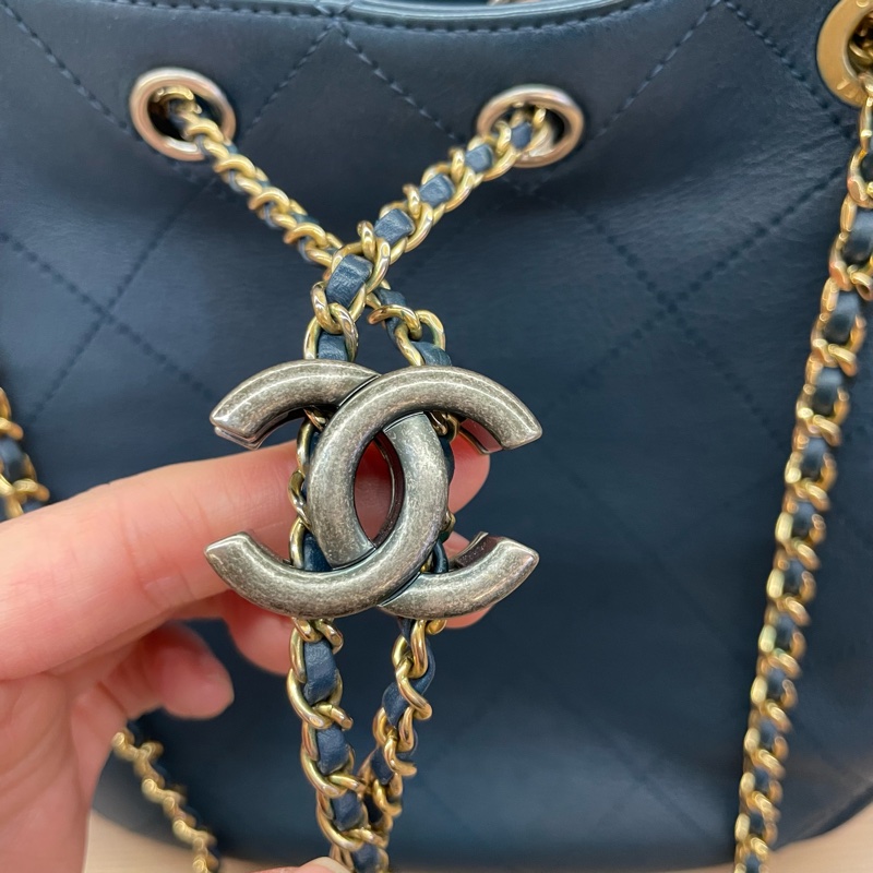 NO:C76 Chanel香奈儿19ss蓝色鸳鸯扣埃及嬉皮包 牛皮,28開 2019年,金银扣抽绳 尺寸底長21*高21*寬8* 有塵袋 無卡 無盒子-11