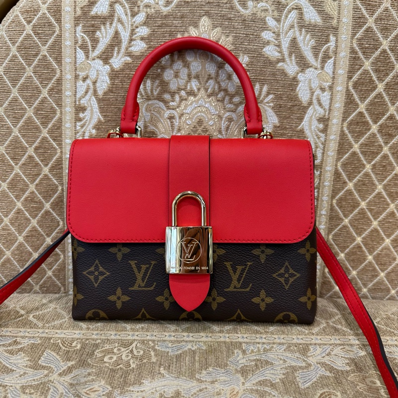 LV 原花拚紅牛皮金釦Locky BB鎖頭下蓋磁吸手提斜背包M44322-0