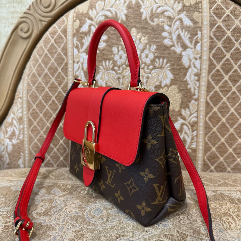 LV 原花拚紅牛皮金釦Locky BB鎖頭下蓋磁吸手提斜背包M44322-3