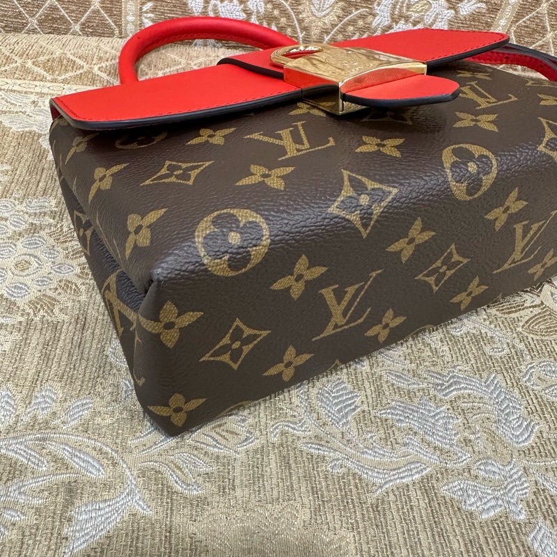 LV 原花拚紅牛皮金釦Locky BB鎖頭下蓋磁吸手提斜背包M44322-5