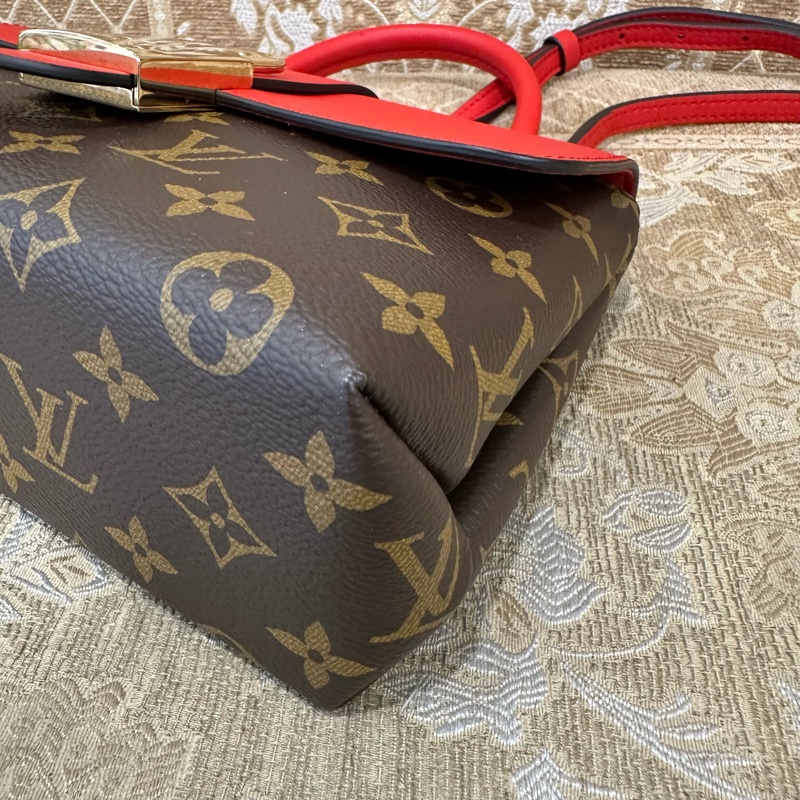 LV 原花拚紅牛皮金釦Locky BB鎖頭下蓋磁吸手提斜背包M44322-6