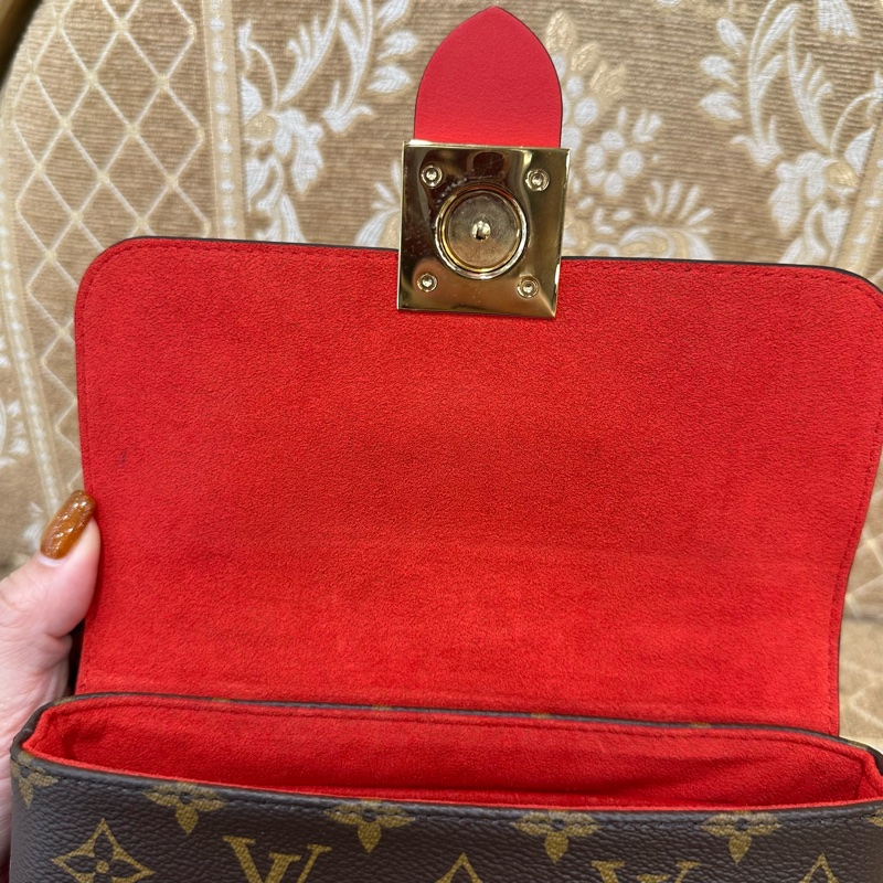 LV 原花拚紅牛皮金釦Locky BB鎖頭下蓋磁吸手提斜背包M44322-8