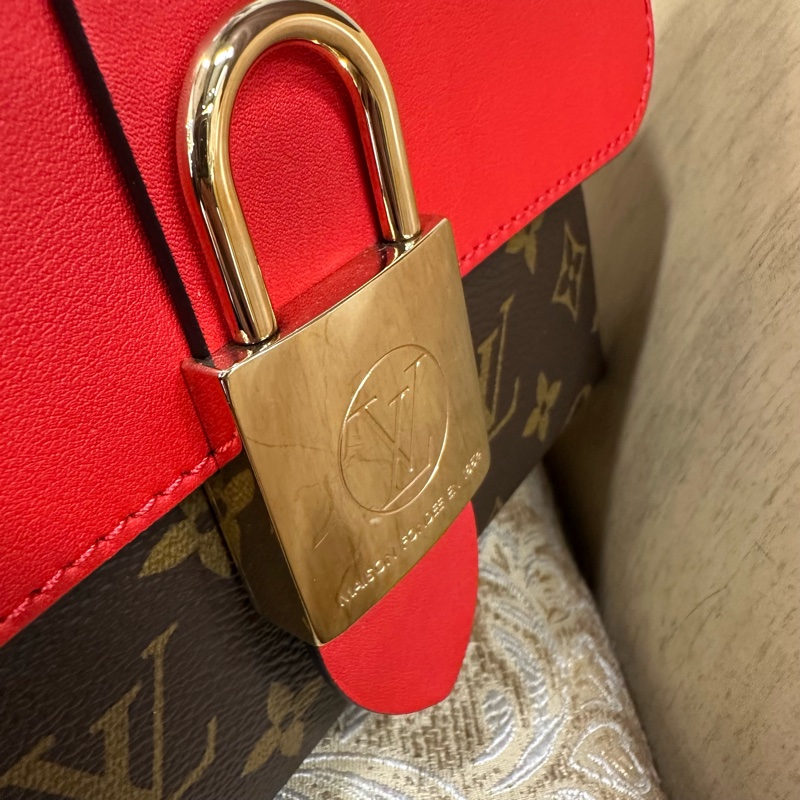 LV 原花拚紅牛皮金釦Locky BB鎖頭下蓋磁吸手提斜背包M44322-11