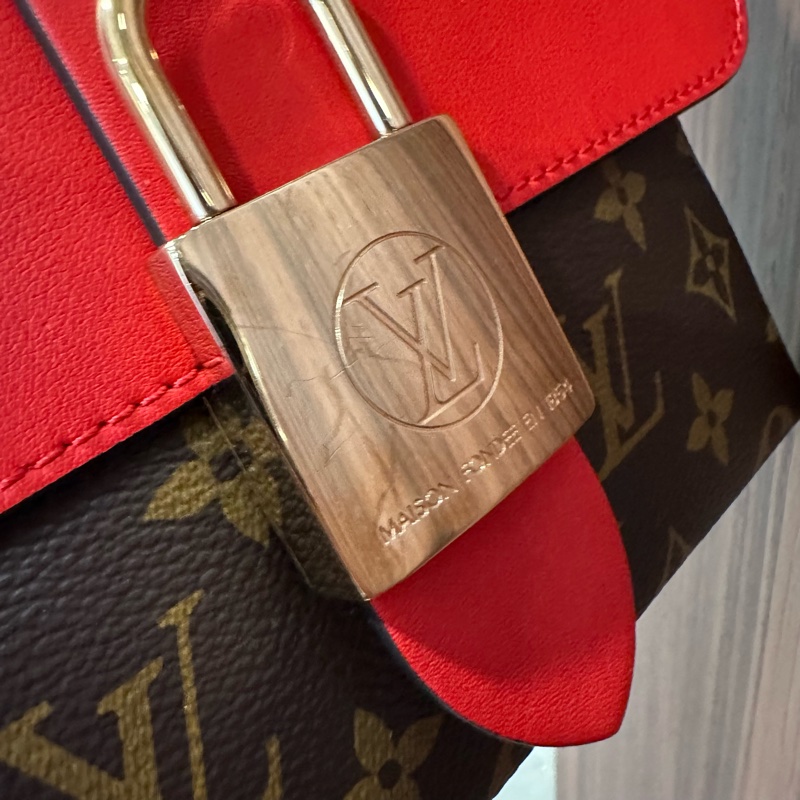 LV 原花拚紅牛皮金釦Locky BB鎖頭下蓋磁吸手提斜背包M44322-12