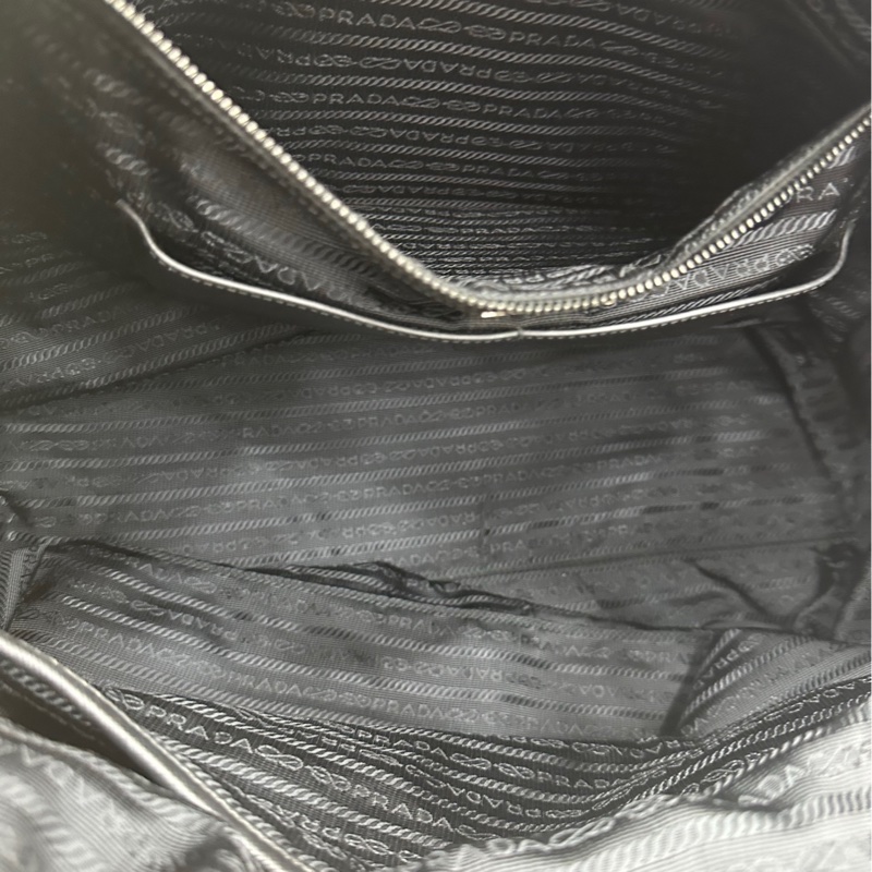 Prada黑色尼龍托特包-7