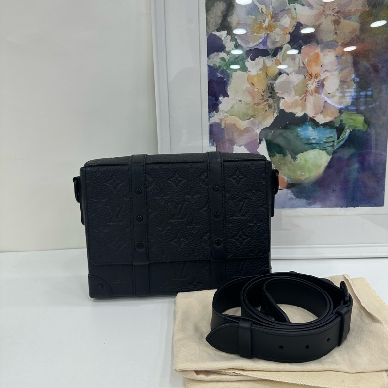 Lv路易威登 Trunk 黑色 全皮壓花郵差包 晶片-0