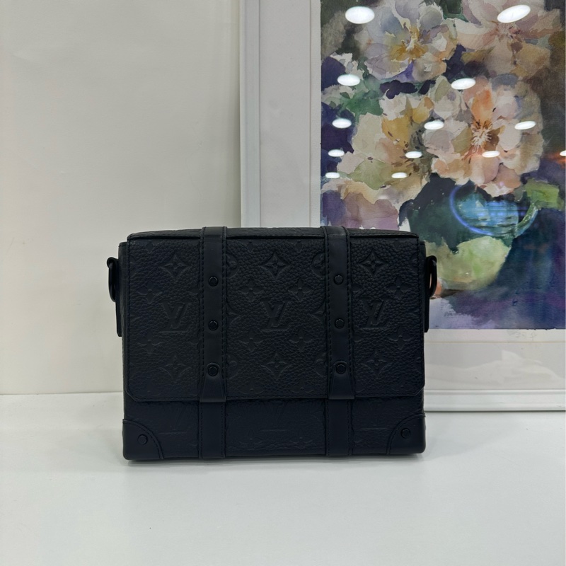 Lv路易威登 Trunk 黑色 全皮壓花郵差包 晶片-1