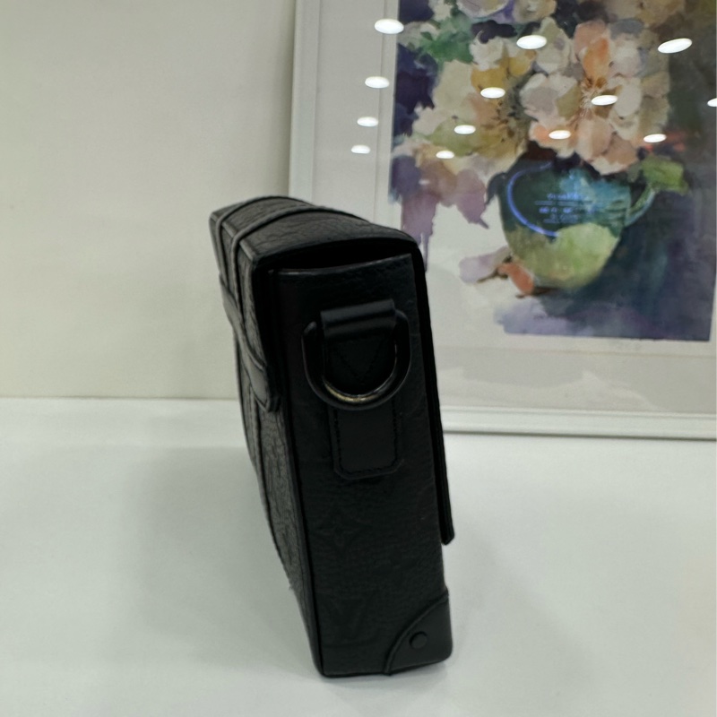 Lv路易威登 Trunk 黑色 全皮壓花郵差包 晶片-3