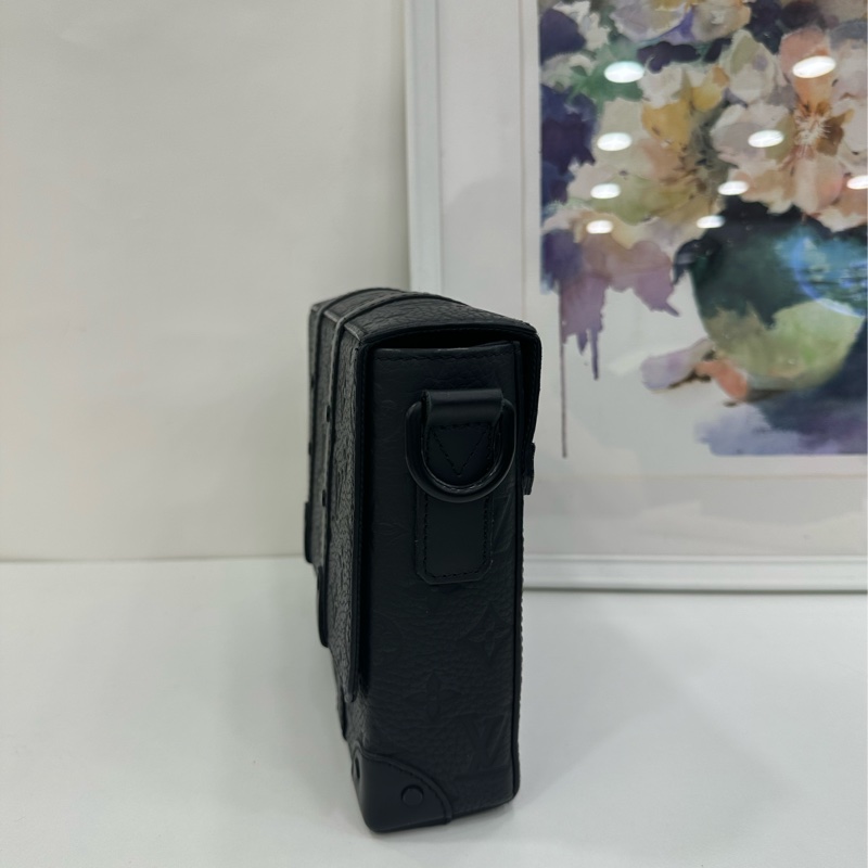 Lv路易威登 Trunk 黑色 全皮壓花郵差包 晶片-4