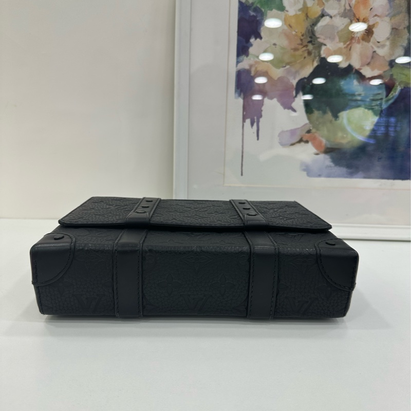 Lv路易威登 Trunk 黑色 全皮壓花郵差包 晶片-5