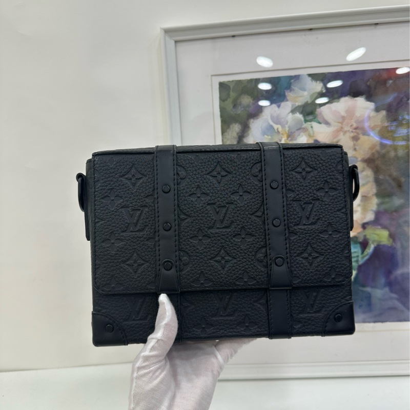 Lv路易威登 Trunk 黑色 全皮壓花郵差包 晶片-6