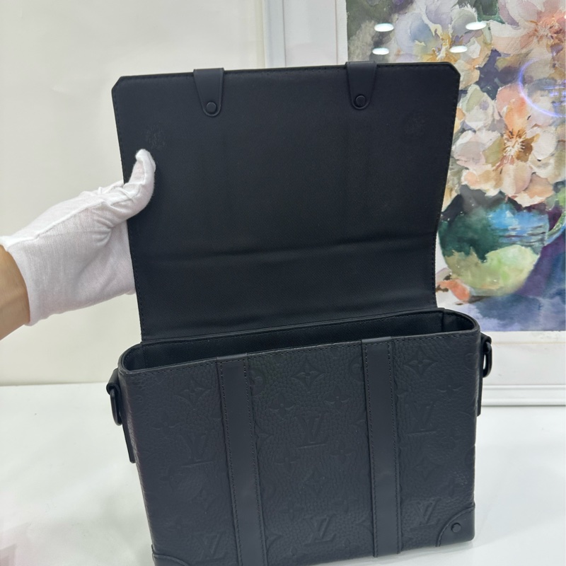 Lv路易威登 Trunk 黑色 全皮壓花郵差包 晶片-7