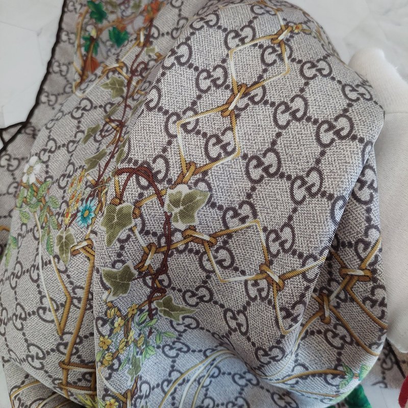 GUCCI 古馳 印花桑蠶絲斜紋方巾~95新閒置品-43