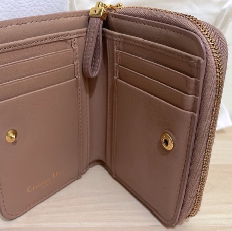 Dior Caro 拉鍊短夾（粉膚色）-2