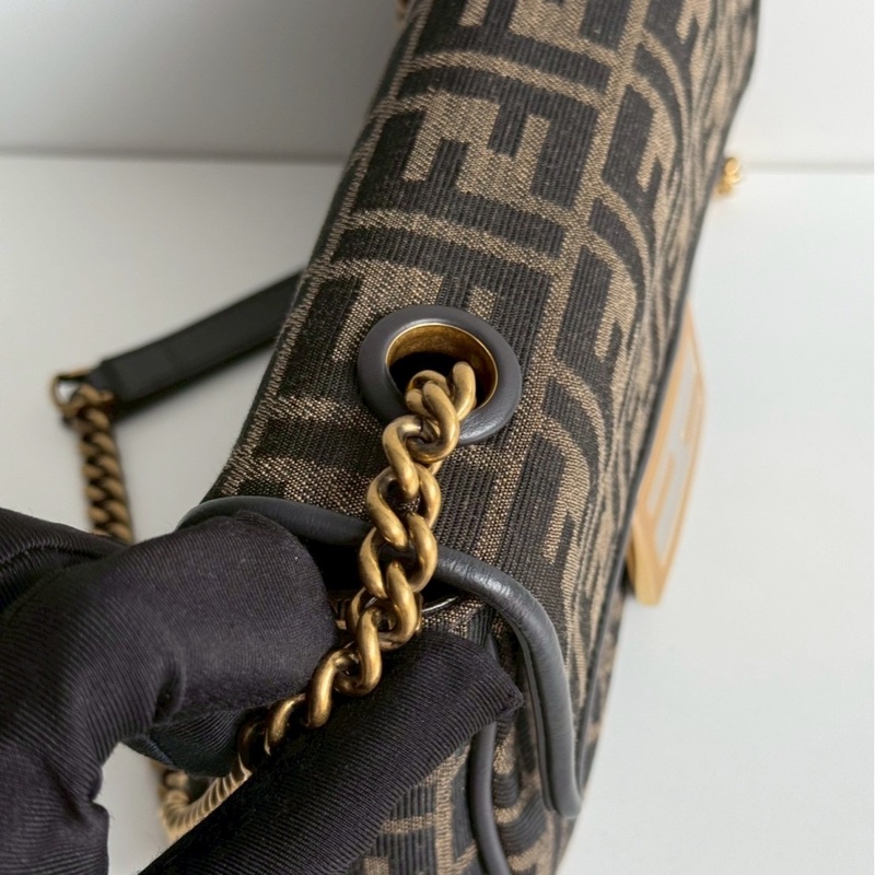 99新🆕 Fendi 芬迪 Baguette 老花法棍包 中號-9