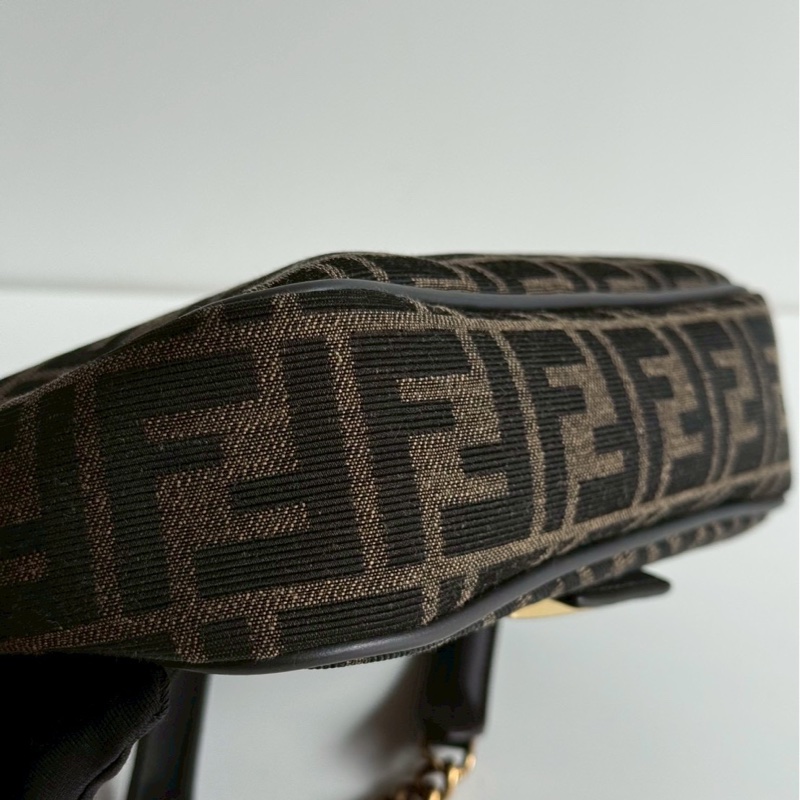 99新🆕 Fendi 芬迪 Baguette 老花法棍包 中號-11