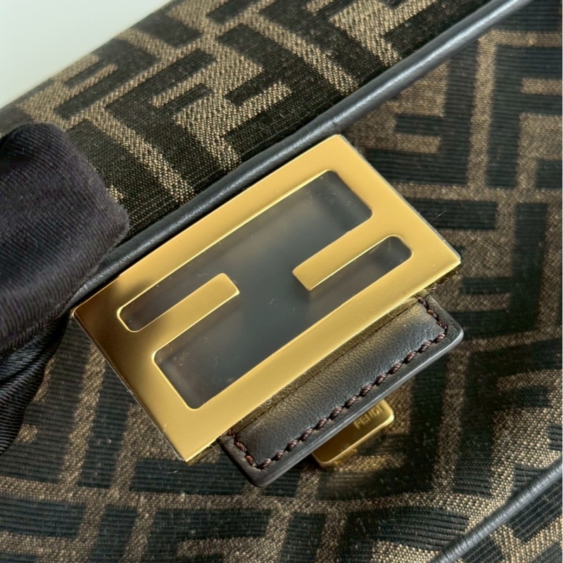 99新🆕 Fendi 芬迪 Baguette 老花法棍包 中號-13