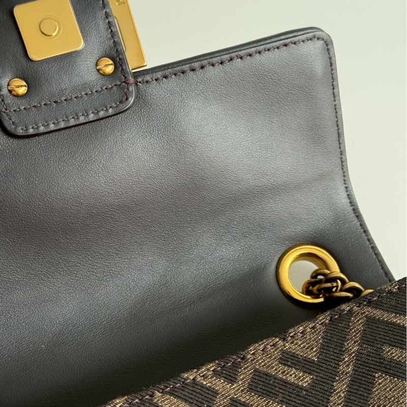 99新🆕 Fendi 芬迪 Baguette 老花法棍包 中號-15