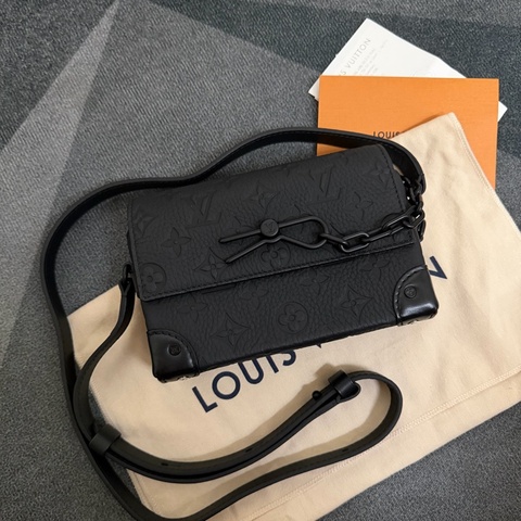 Lv黑原花壓紋Steamer肩背包(M81746)芯片款